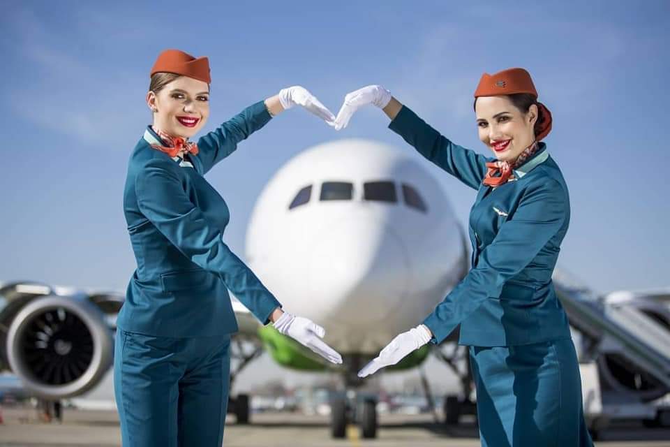 Compania garantează o colaborare serioasă, ce include toate formalitățile pentru a ajunge cât mai aproape de o carieră în domeniul aviației. Asta înseamnă că viitorul însoțitor de zbor nu va avea parte doar de cursurile propriu zise, ci pur și simplu va avea grijă să urmezi toate procedurile necesare obținerii unui job de însoțitor de bord.